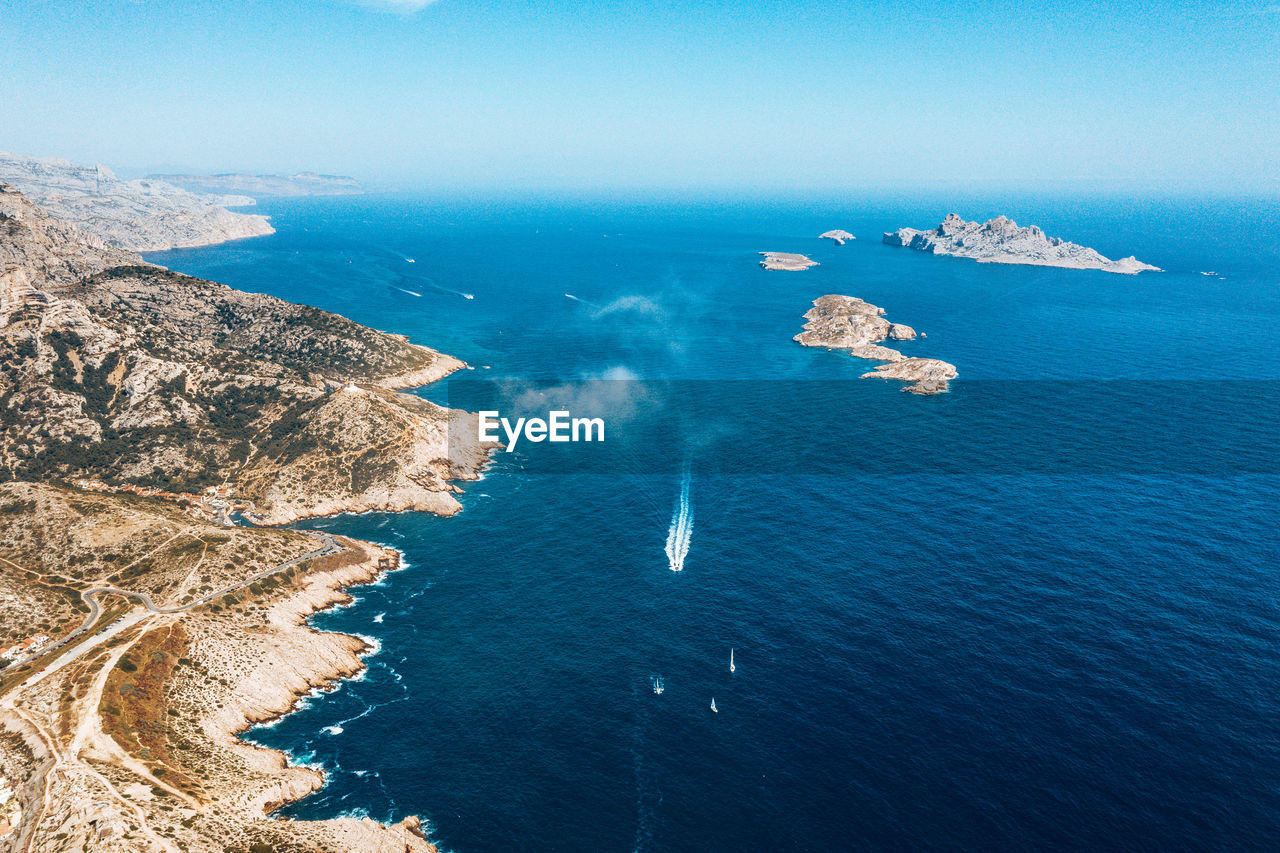 HIGH ANGLE VIEW OF SEA AGAINST SKY