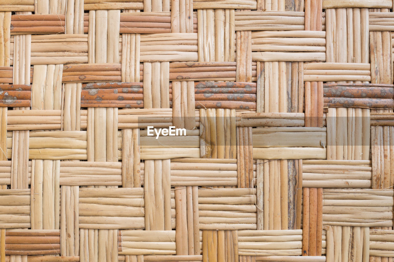 FULL FRAME SHOT OF TEXTURED WOODEN WALL