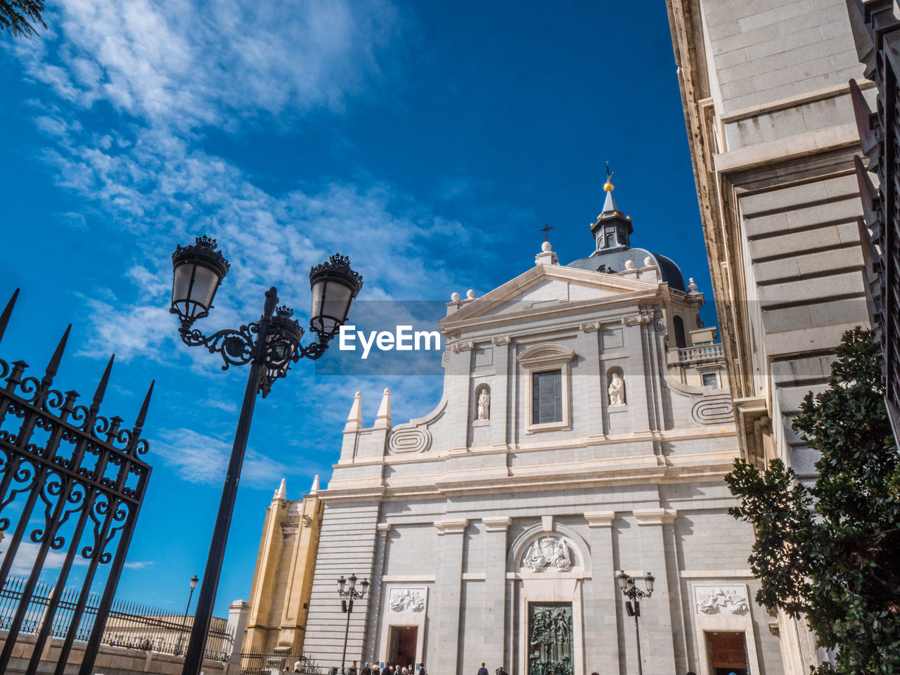 LOW ANGLE VIEW OF BUILDINGS AGAINST SKY