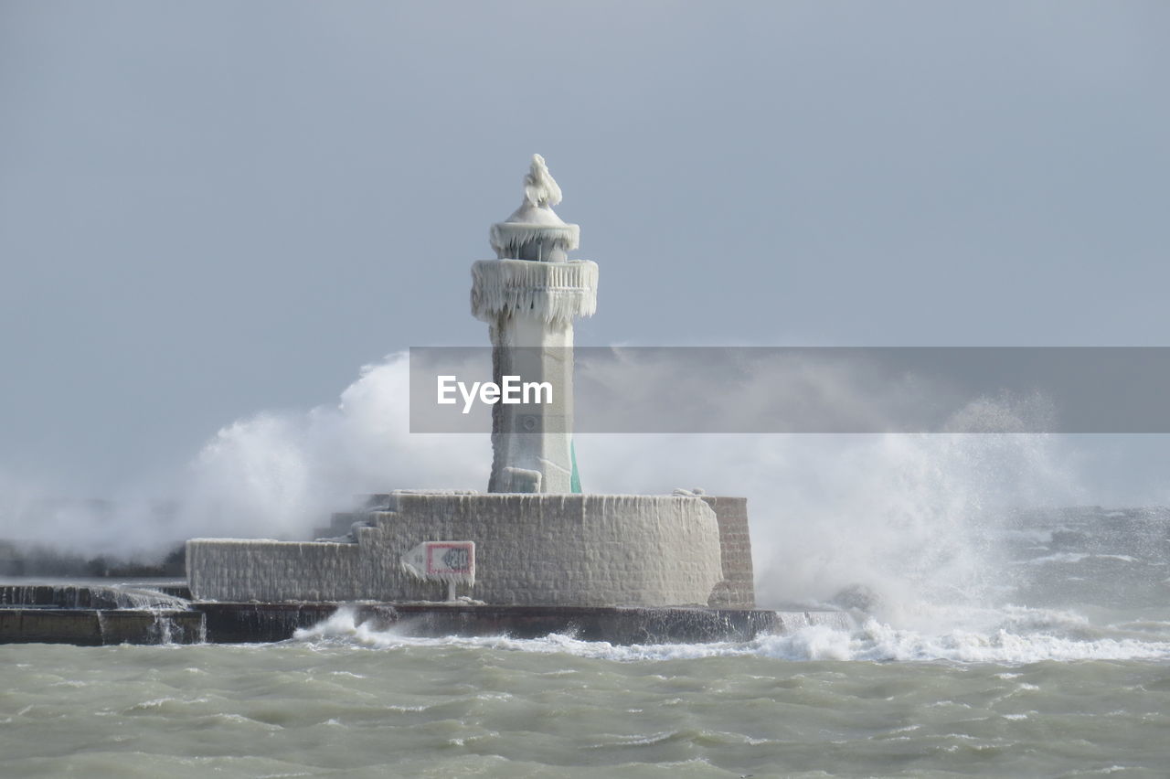 CLOSE-UP OF WAVES AGAINST SEA