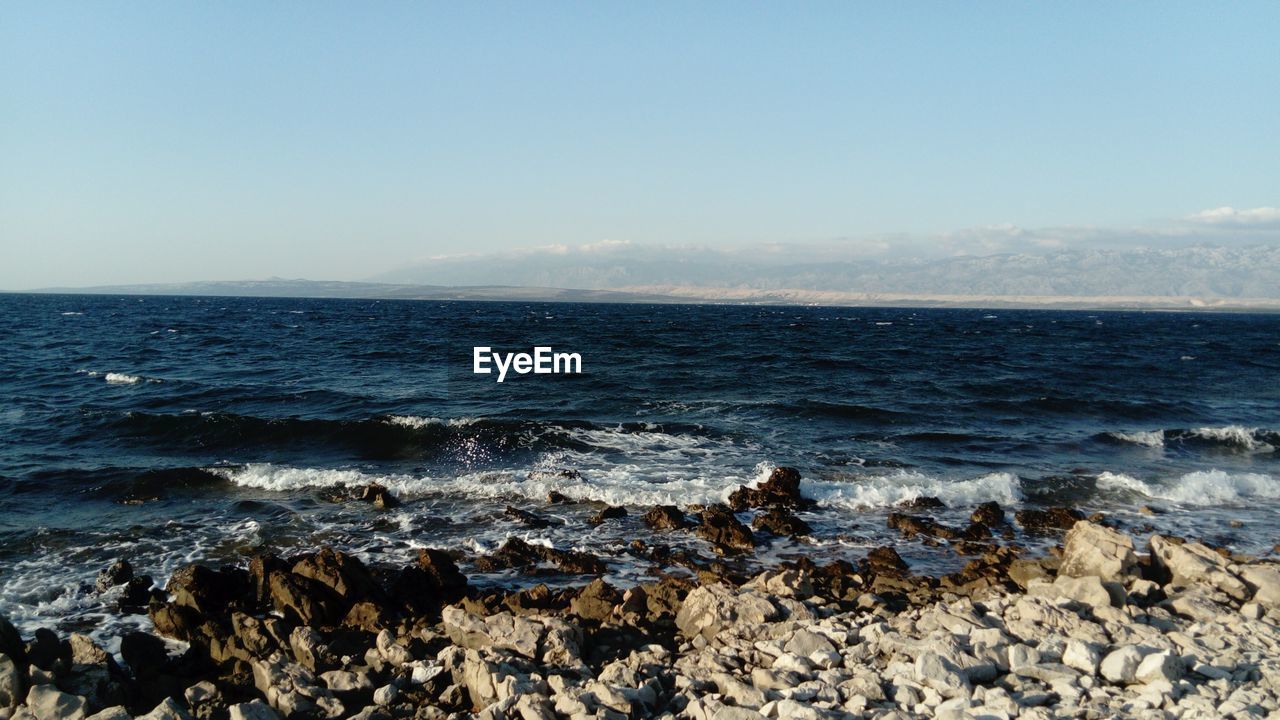 SCENIC VIEW OF SEA SHORE AGAINST SKY