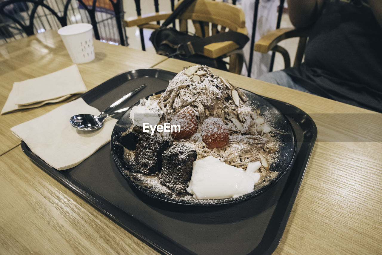 HIGH ANGLE VIEW OF ICE CREAM ON TABLE