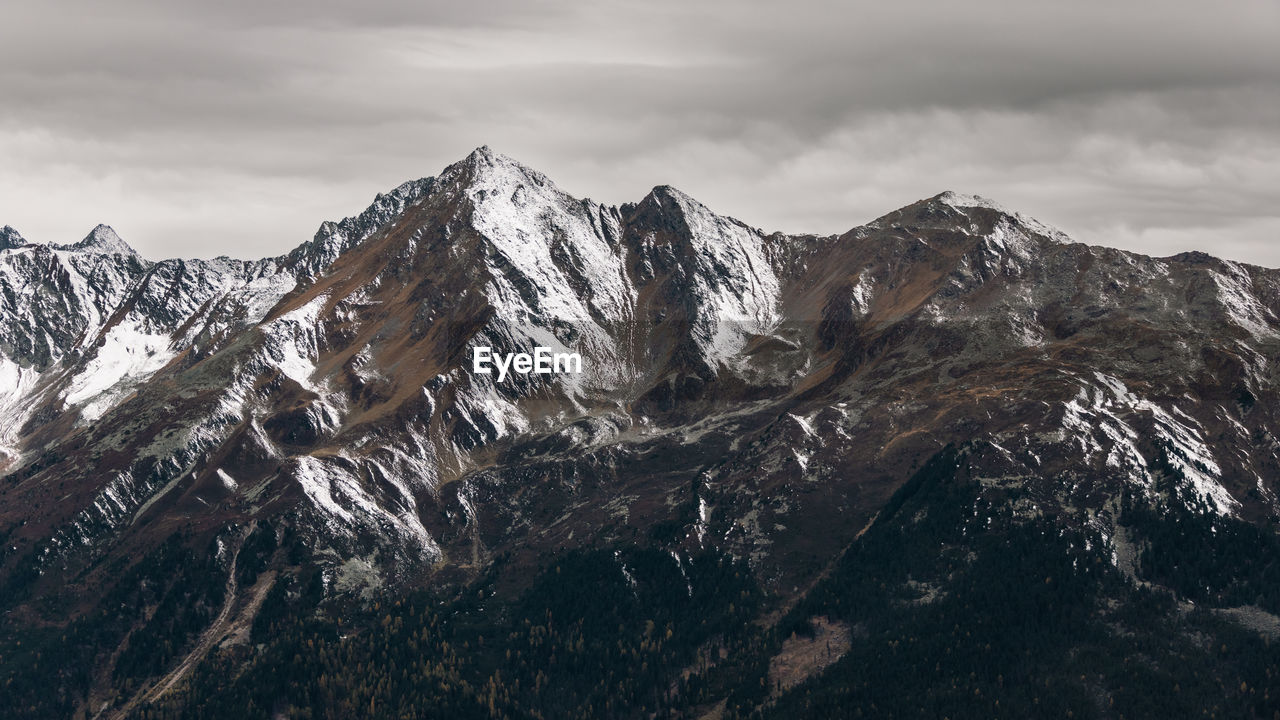 SNOWCAPPED MOUNTAIN AGAINST SKY