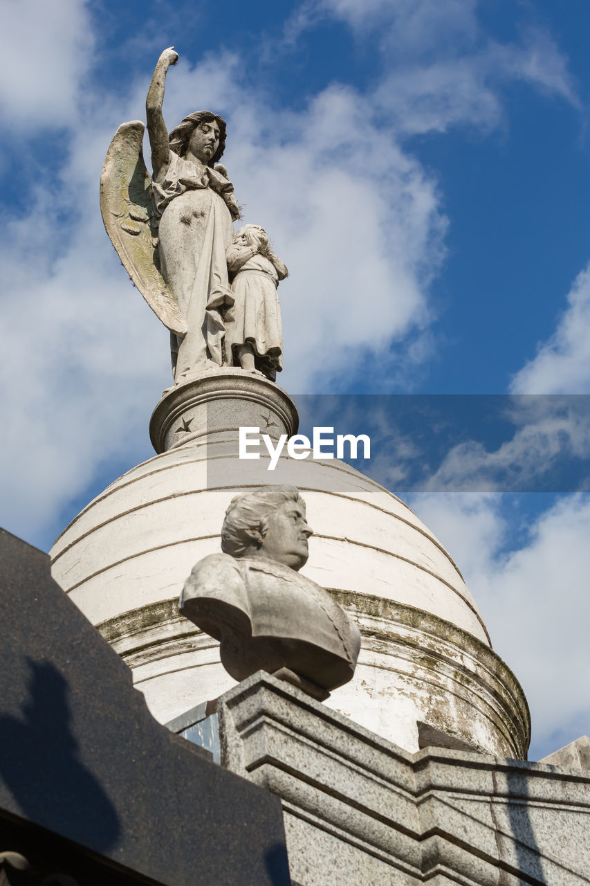 LOW ANGLE VIEW OF STATUE AGAINST THE SKY