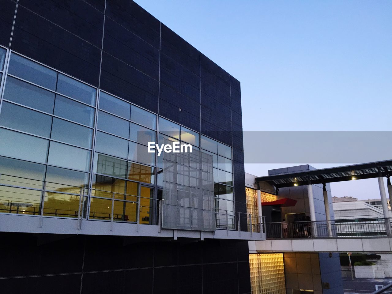 LOW ANGLE VIEW OF MODERN BUILDING AGAINST SKY