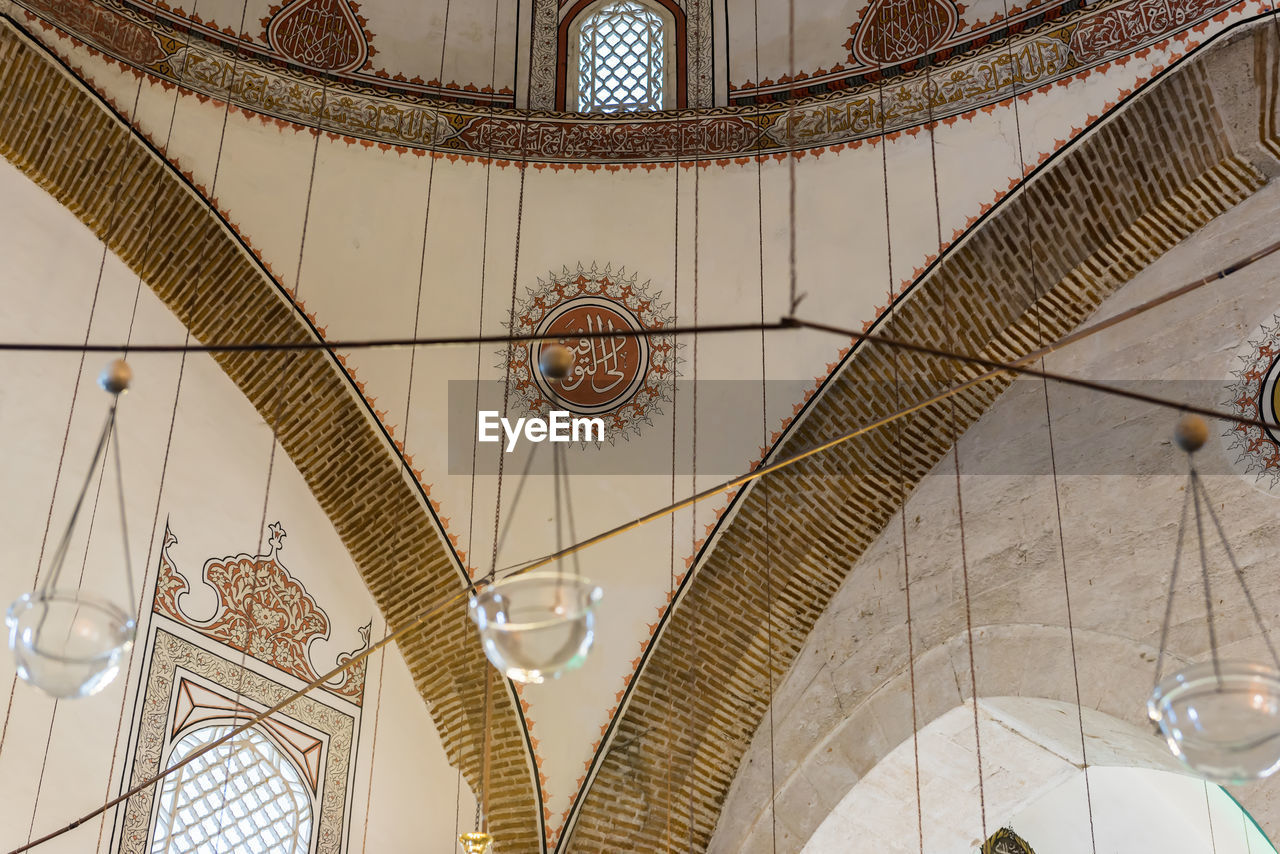 LOW ANGLE VIEW OF ORNATE CEILING IN BUILDING