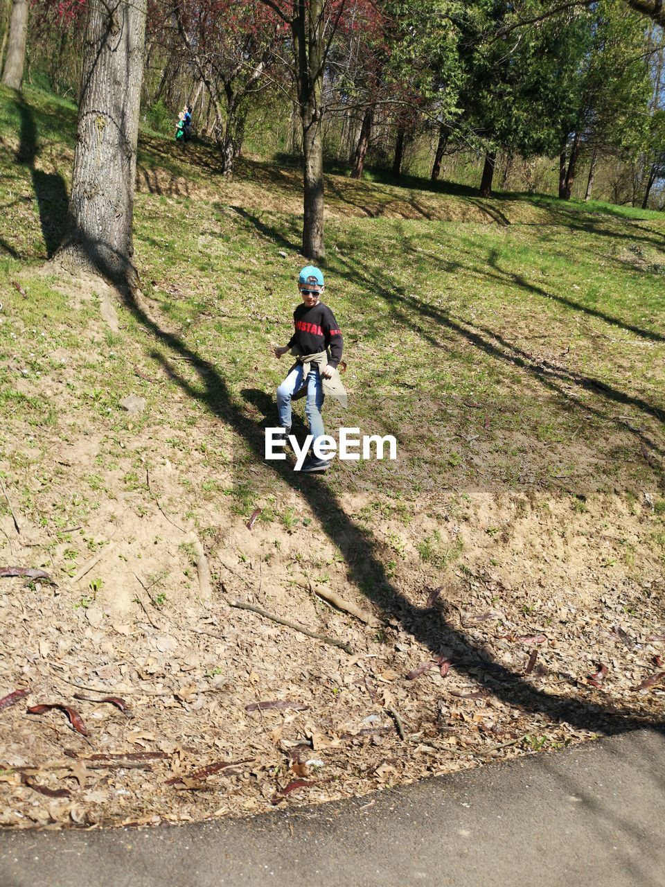 FULL LENGTH REAR VIEW OF MAN RIDING BICYCLE ON TREE