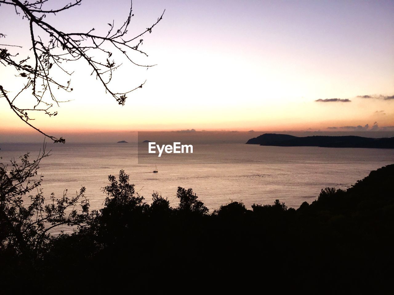 SCENIC VIEW OF SEA AT SUNSET