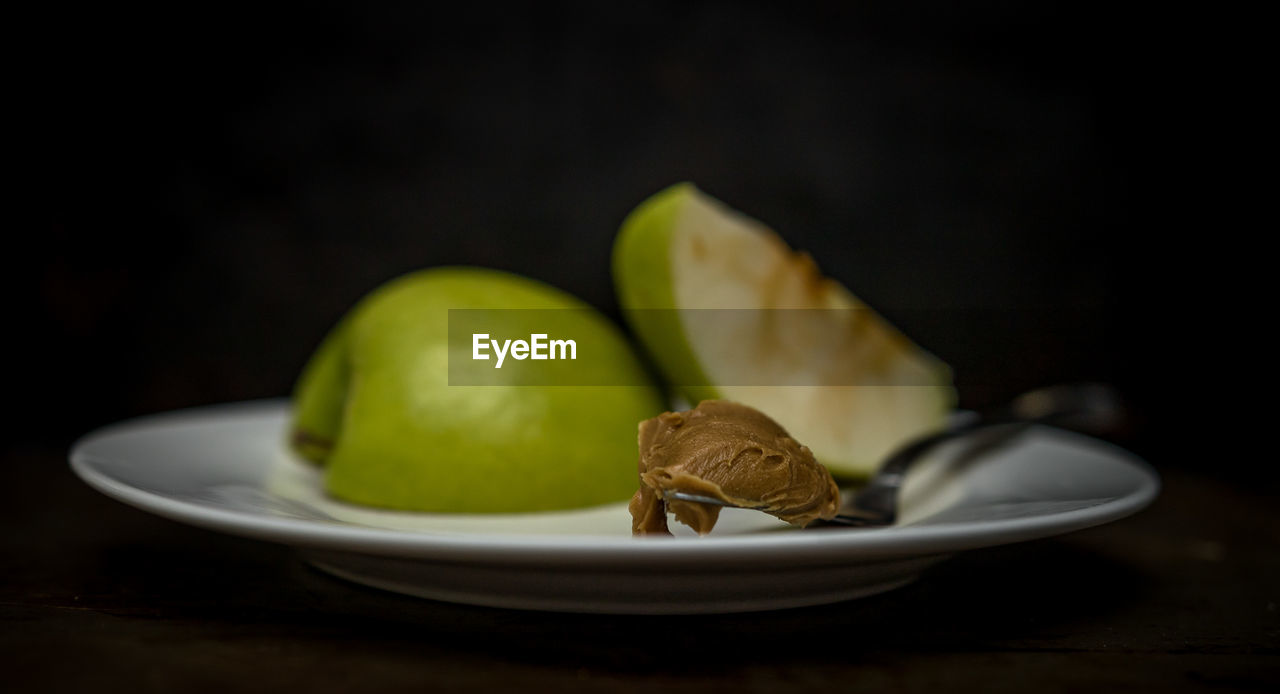 CLOSE-UP OF APPLES IN PLATE