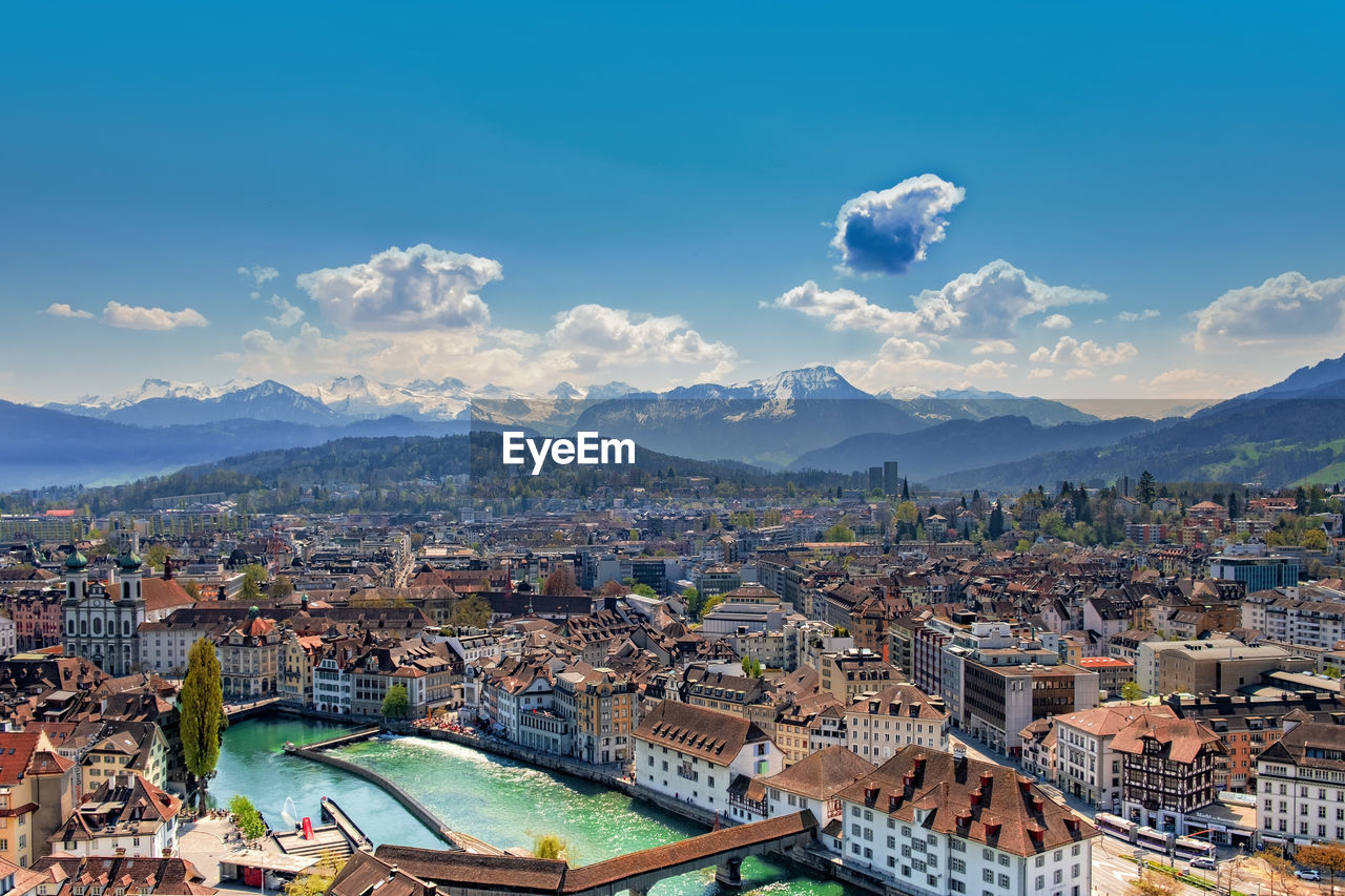 HIGH ANGLE VIEW OF TOWNSCAPE AGAINST SKY IN CITY