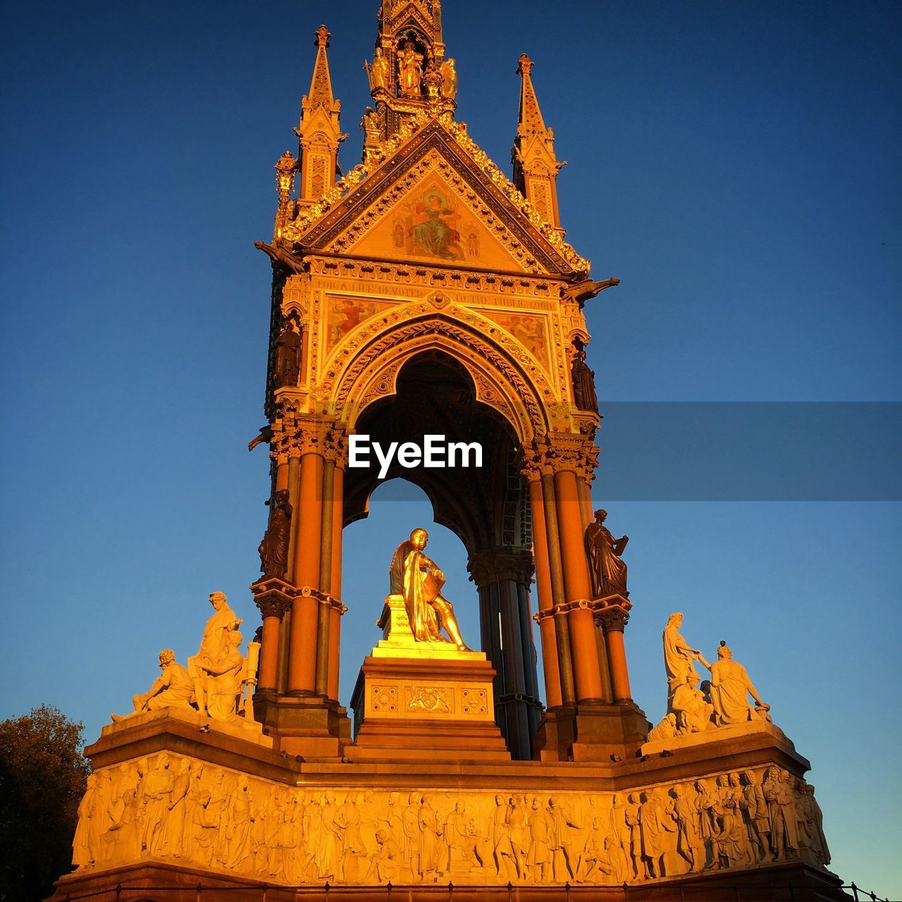 LOW ANGLE VIEW OF STATUES AGAINST CLEAR SKY