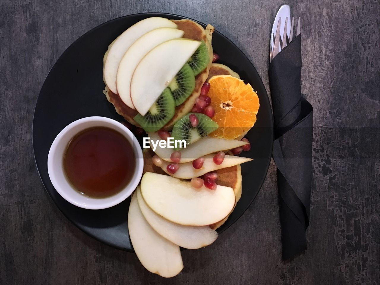 HIGH ANGLE VIEW OF BREAKFAST IN PLATE ON TABLE