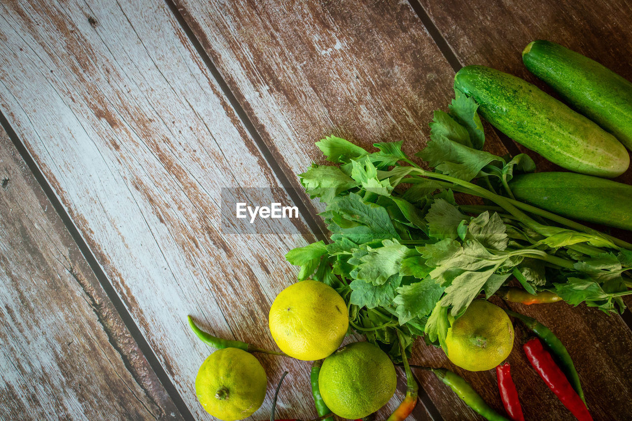 HIGH ANGLE VIEW OF CHOPPED LEMON ON TABLE