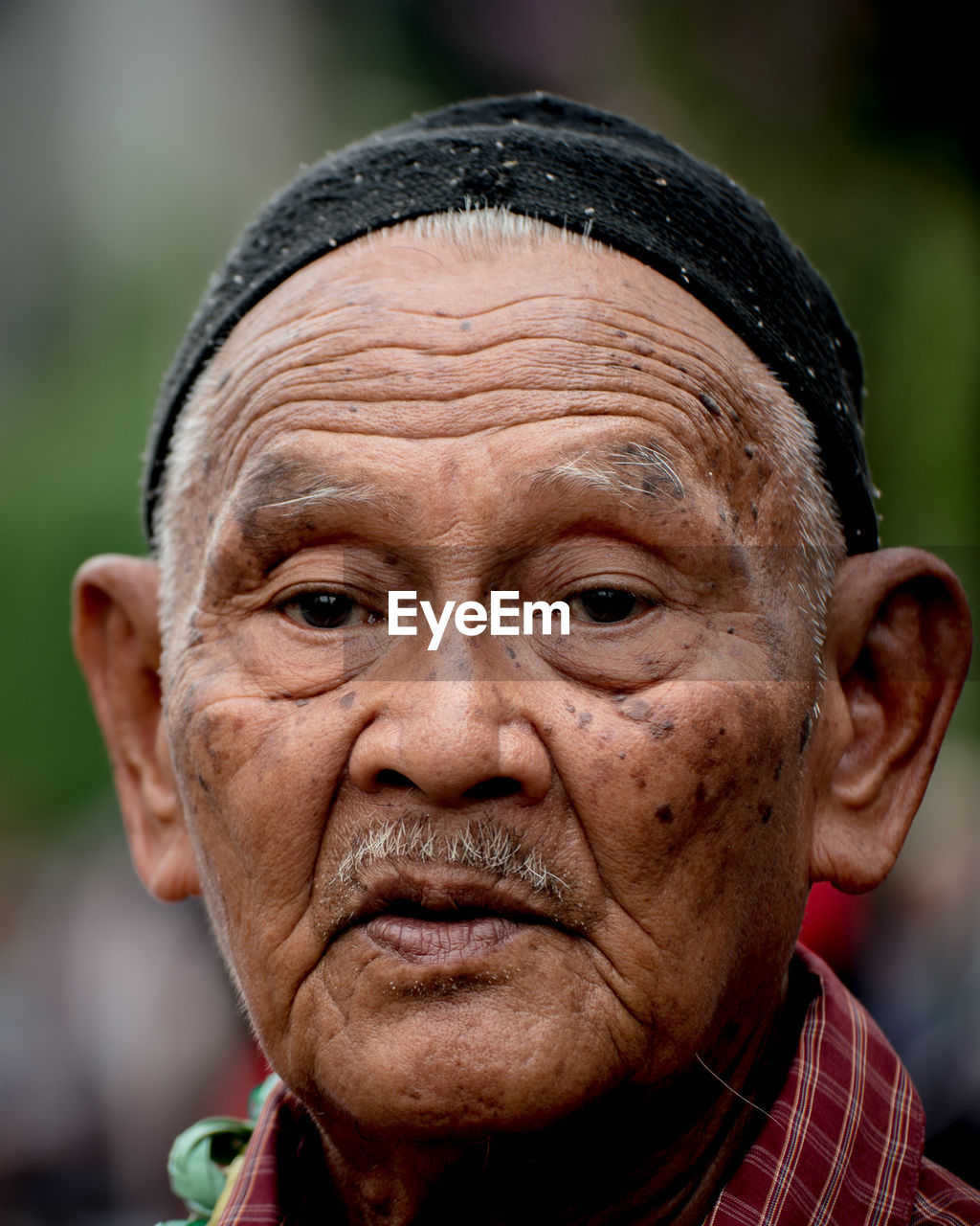 CLOSE-UP PORTRAIT OF MAN WEARING MASK