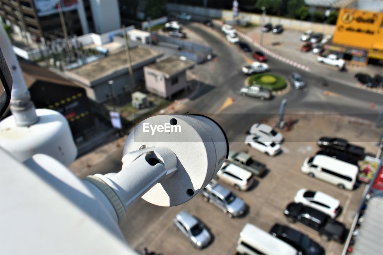 HIGH ANGLE VIEW OF CARS ON ROAD