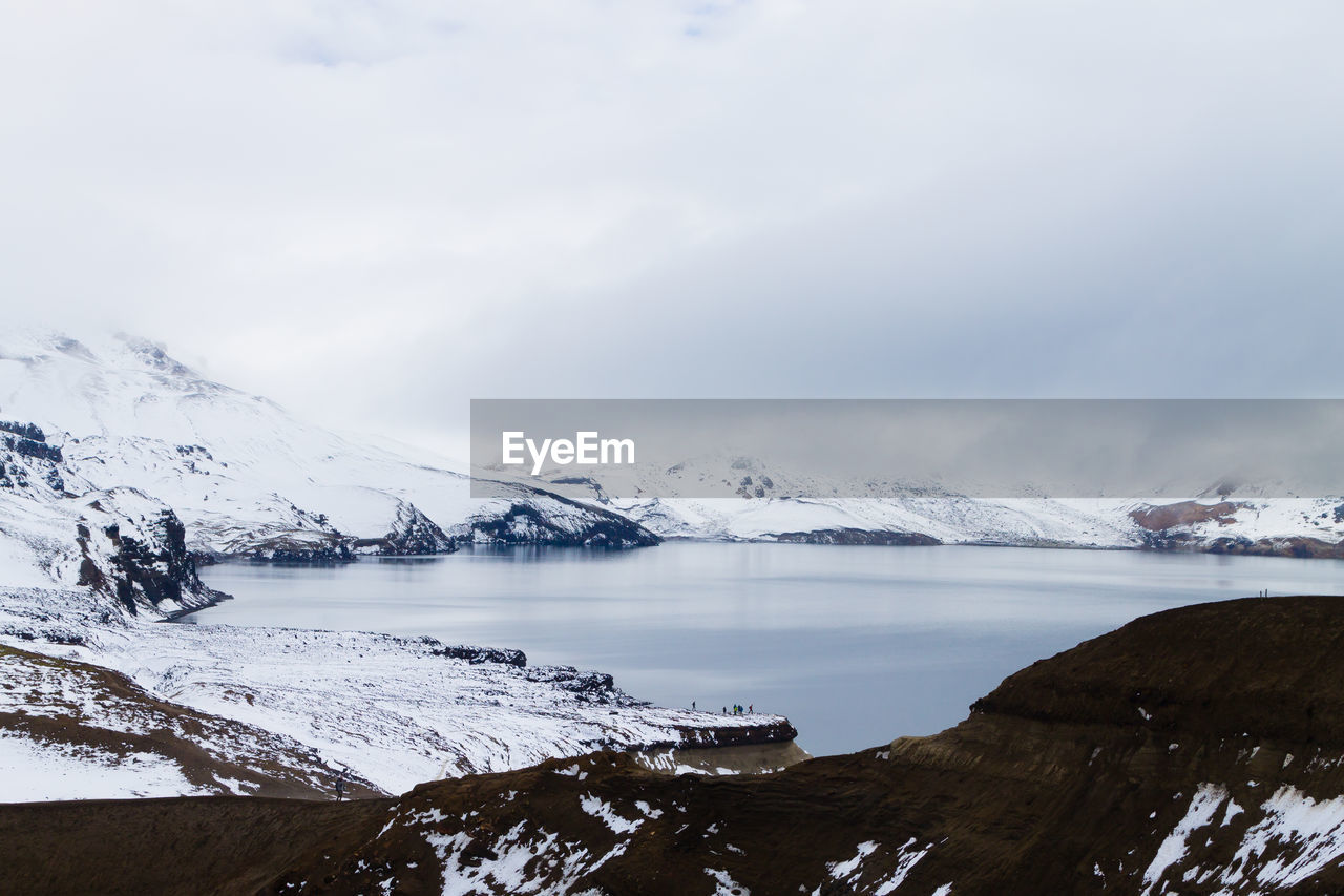 SCENIC VIEW OF LAKE AND SNOWCAPPED MOUNTAIN AGAINST SKY