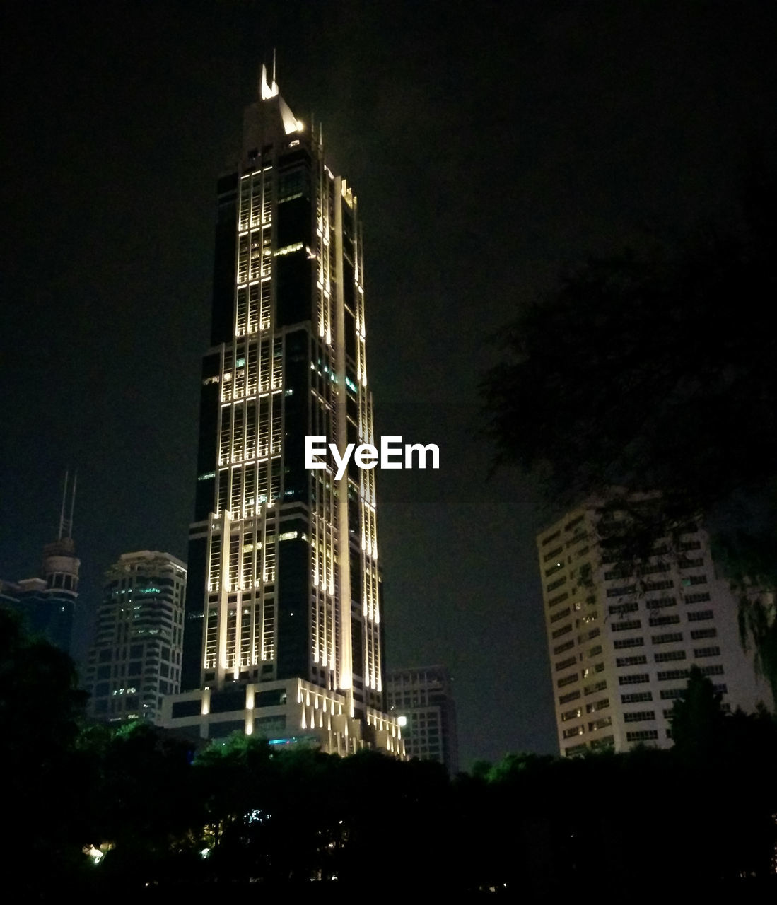 LOW ANGLE VIEW OF MODERN BUILDINGS AT NIGHT