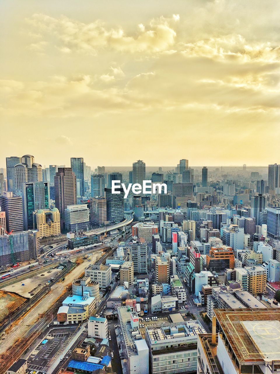 HIGH ANGLE VIEW OF CITY AND BUILDINGS AGAINST SKY