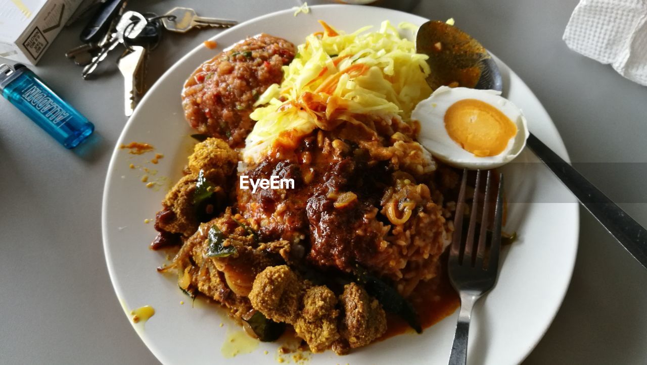 HIGH ANGLE VIEW OF FOOD ON PLATE