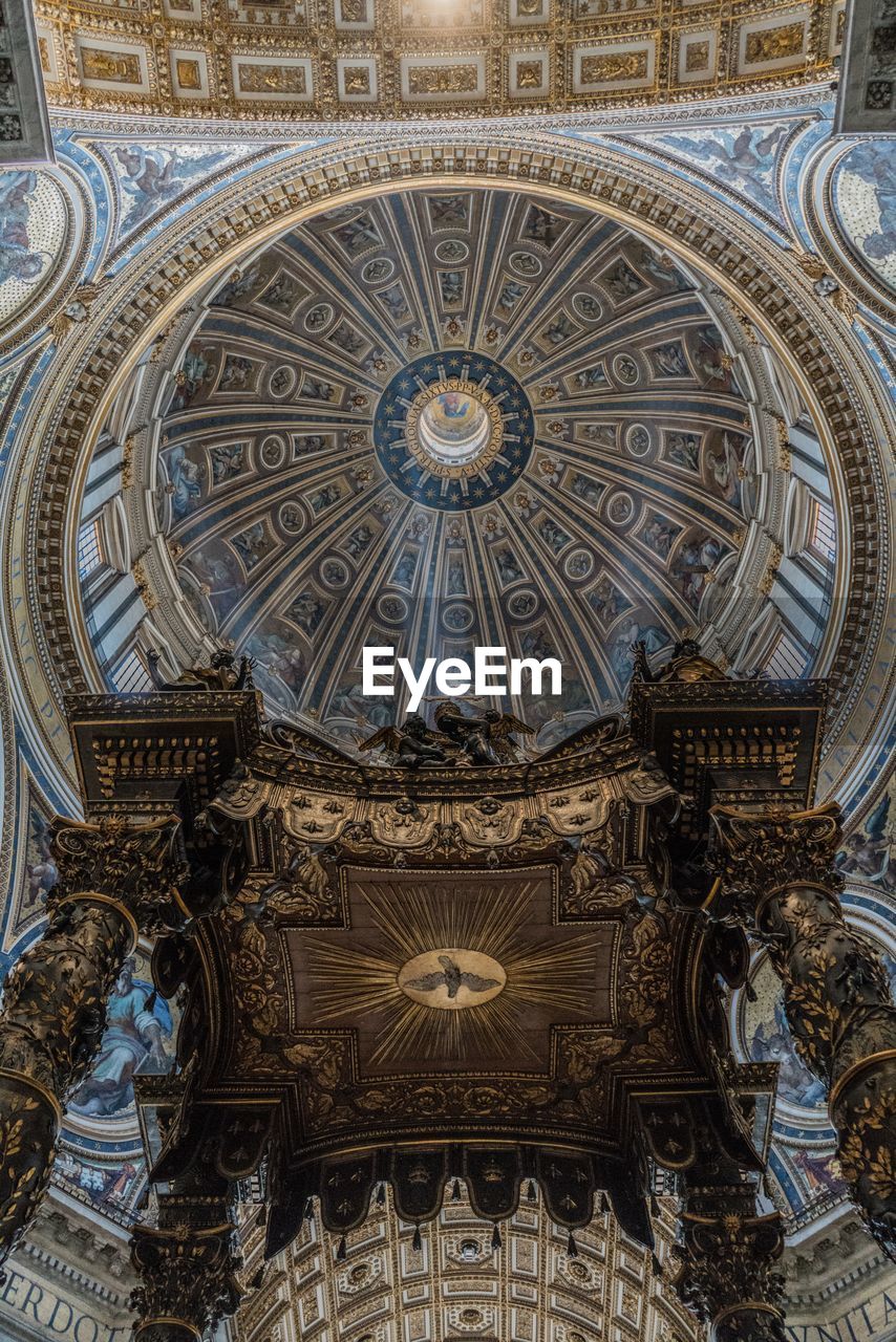 LOW ANGLE VIEW OF A CEILING OF A BUILDING