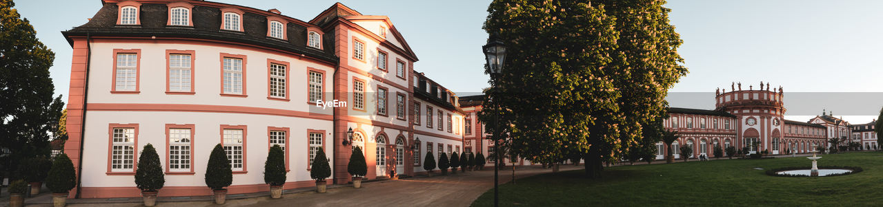 VIEW OF BUILDINGS IN CITY