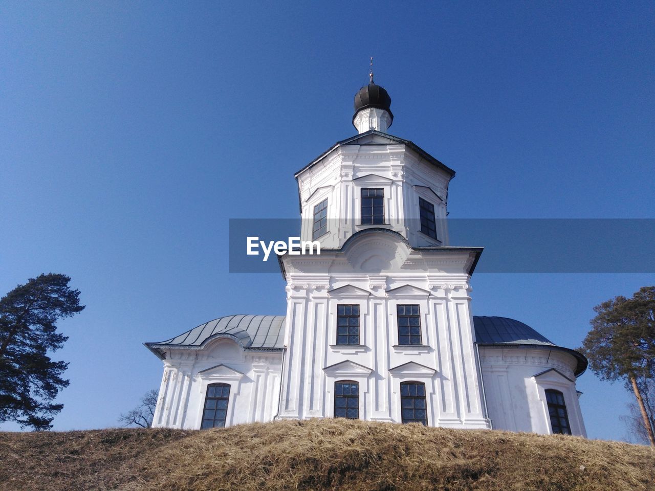 LOW ANGLE VIEW OF CHURCH AGAINST CLEAR BLUE SKY