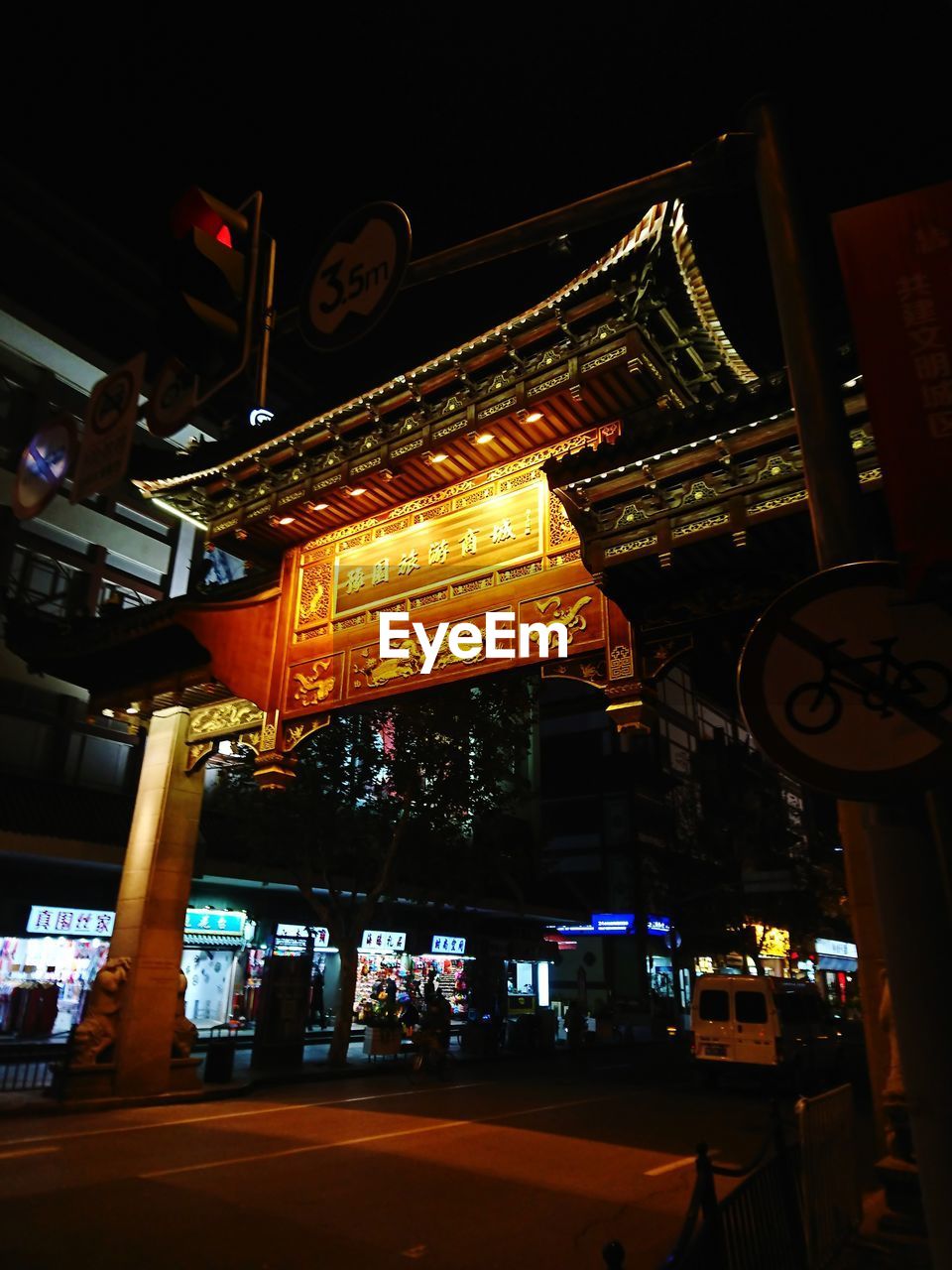 LOW ANGLE VIEW OF ILLUMINATED STREET LIGHT AT NIGHT