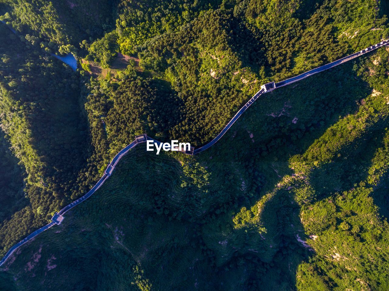 Great wall of china amidst green mountains