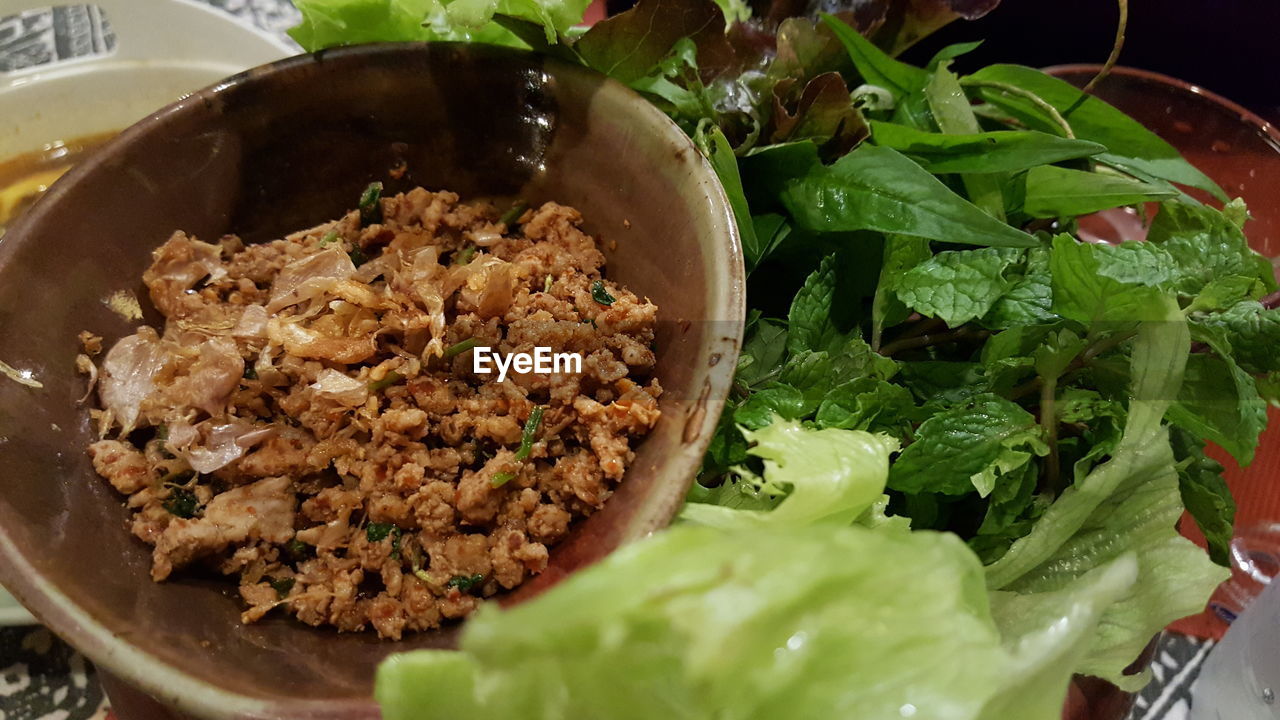 CLOSE-UP OF MEAT IN BOWL