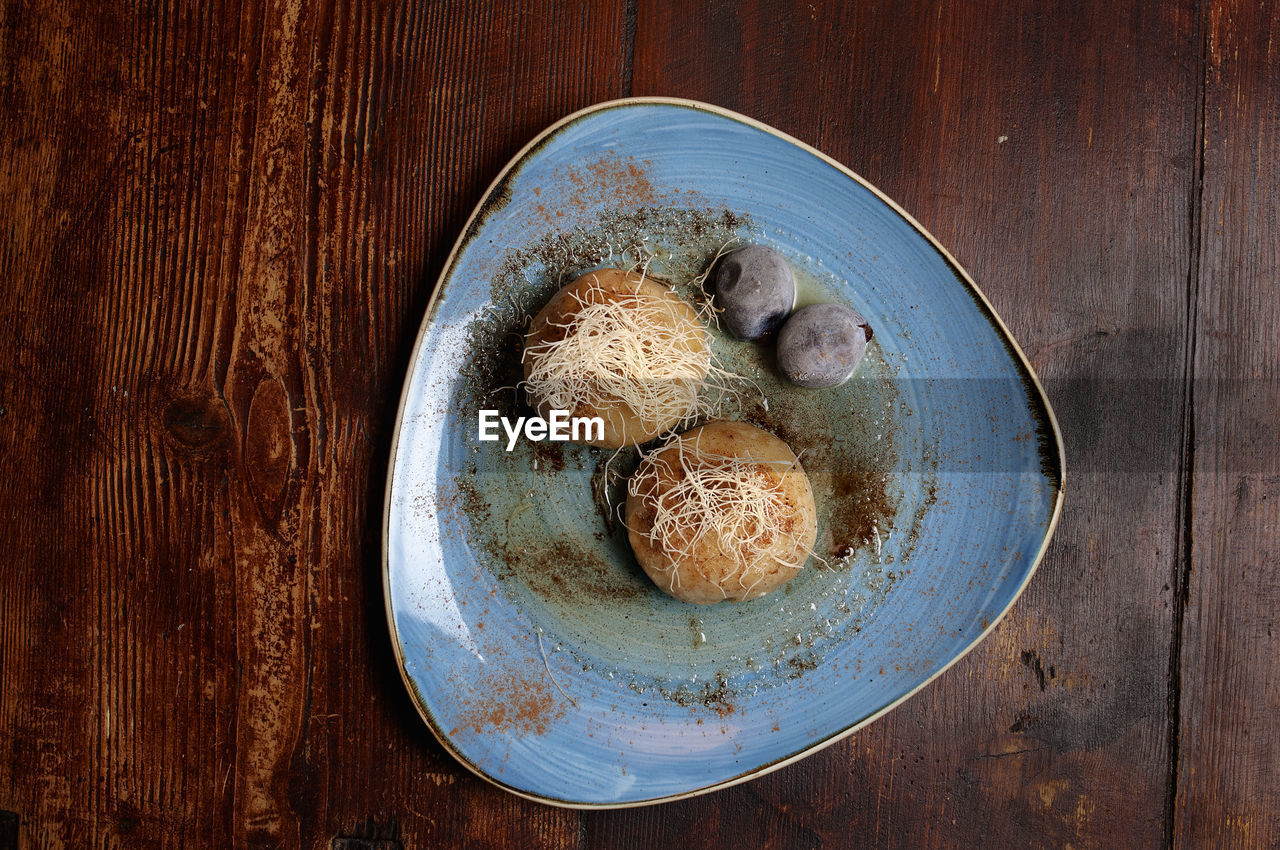 HIGH ANGLE VIEW OF FOOD SERVED ON TABLE