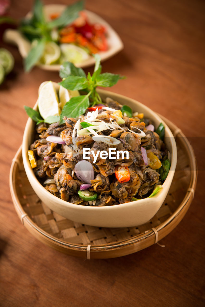 HIGH ANGLE VIEW OF FOOD ON TABLE