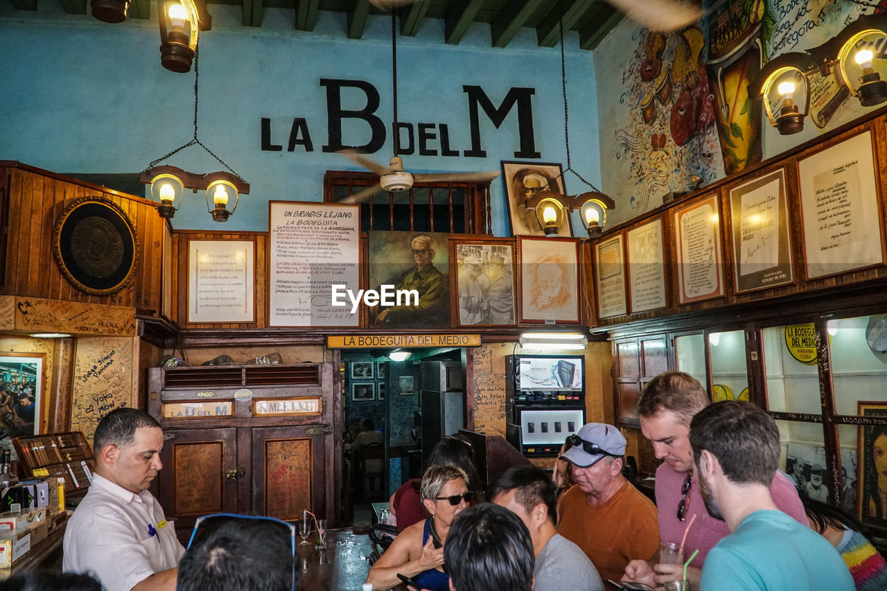 HIGH ANGLE VIEW OF PEOPLE IN RESTAURANT