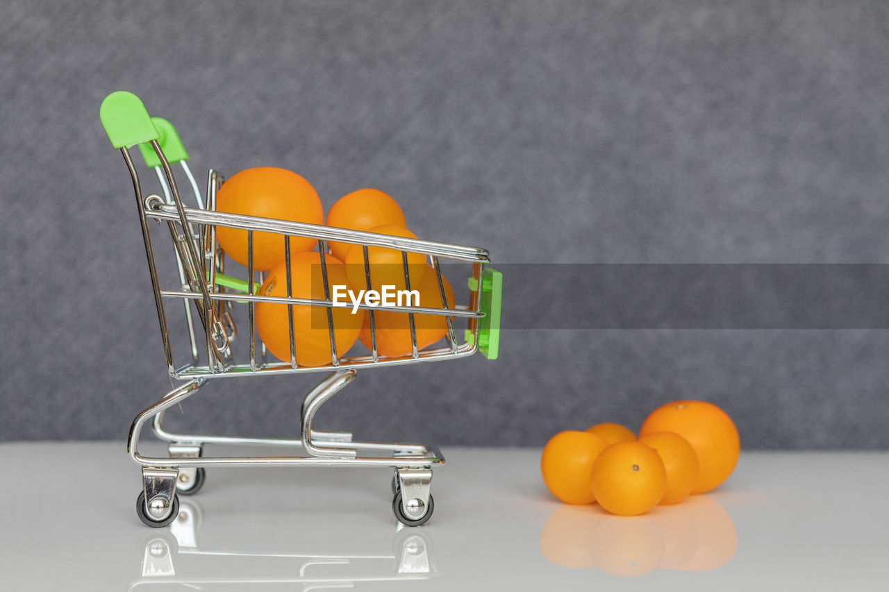 CLOSE-UP OF ORANGE FRUIT IN STORE