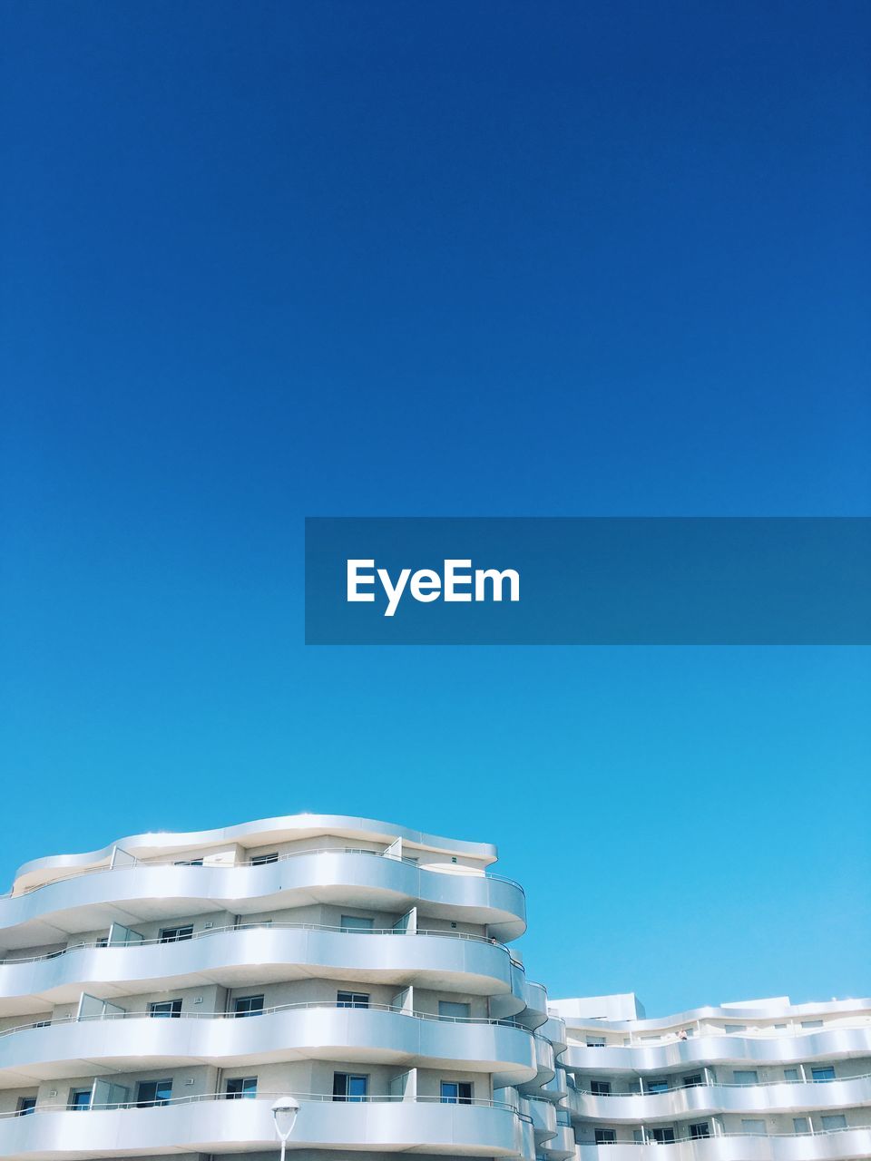 LOW ANGLE VIEW OF BUILDING AGAINST CLEAR SKY