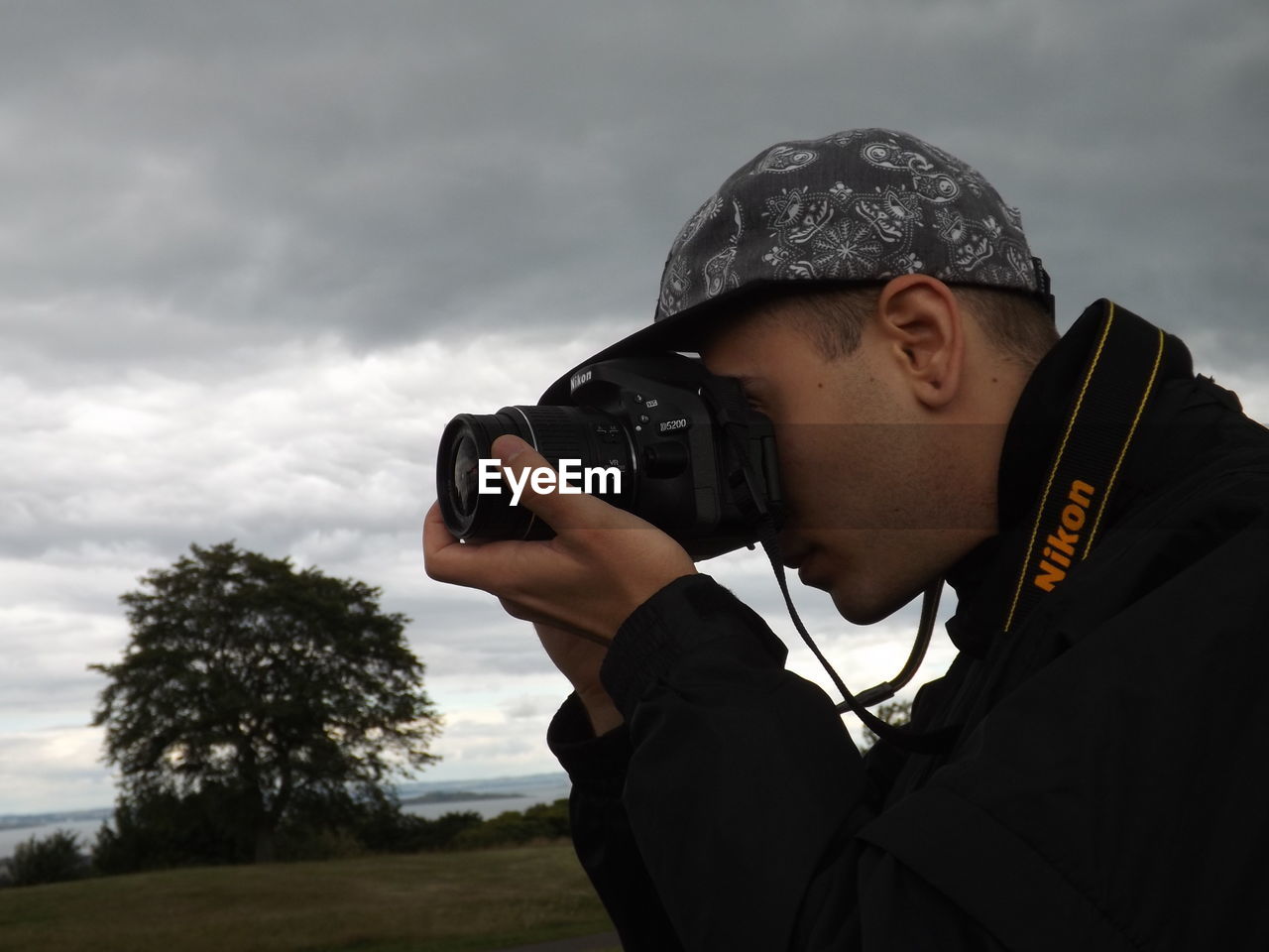 CLOSE-UP OF MAN WEARING SUNGLASSES