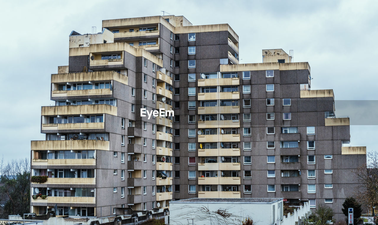 LOW ANGLE VIEW OF APARTMENT BUILDINGS AGAINST SKY