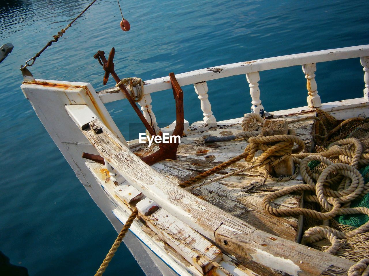 HIGH ANGLE VIEW OF FISHING BOAT MOORED IN SEA