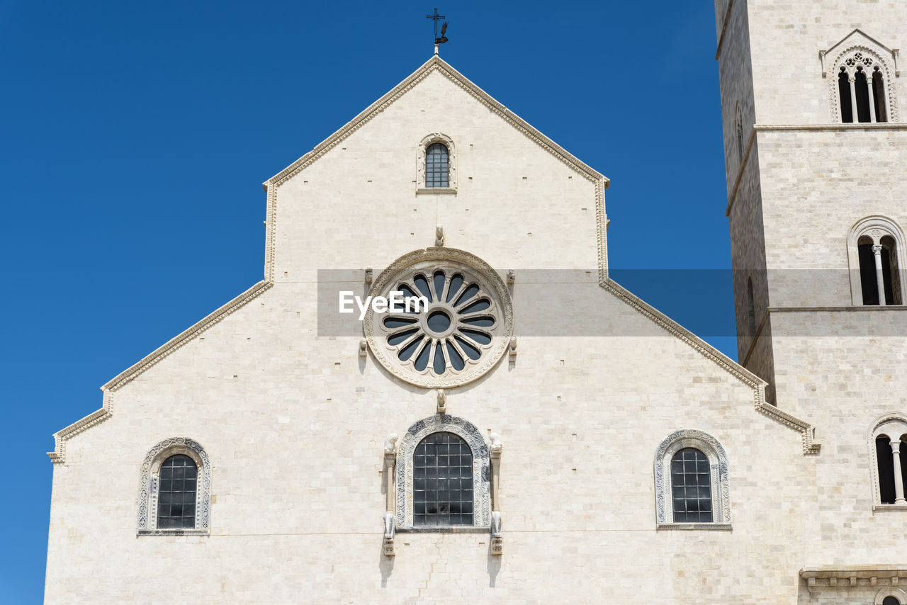 LOW ANGLE VIEW OF CLOCK TOWER AGAINST BUILDING