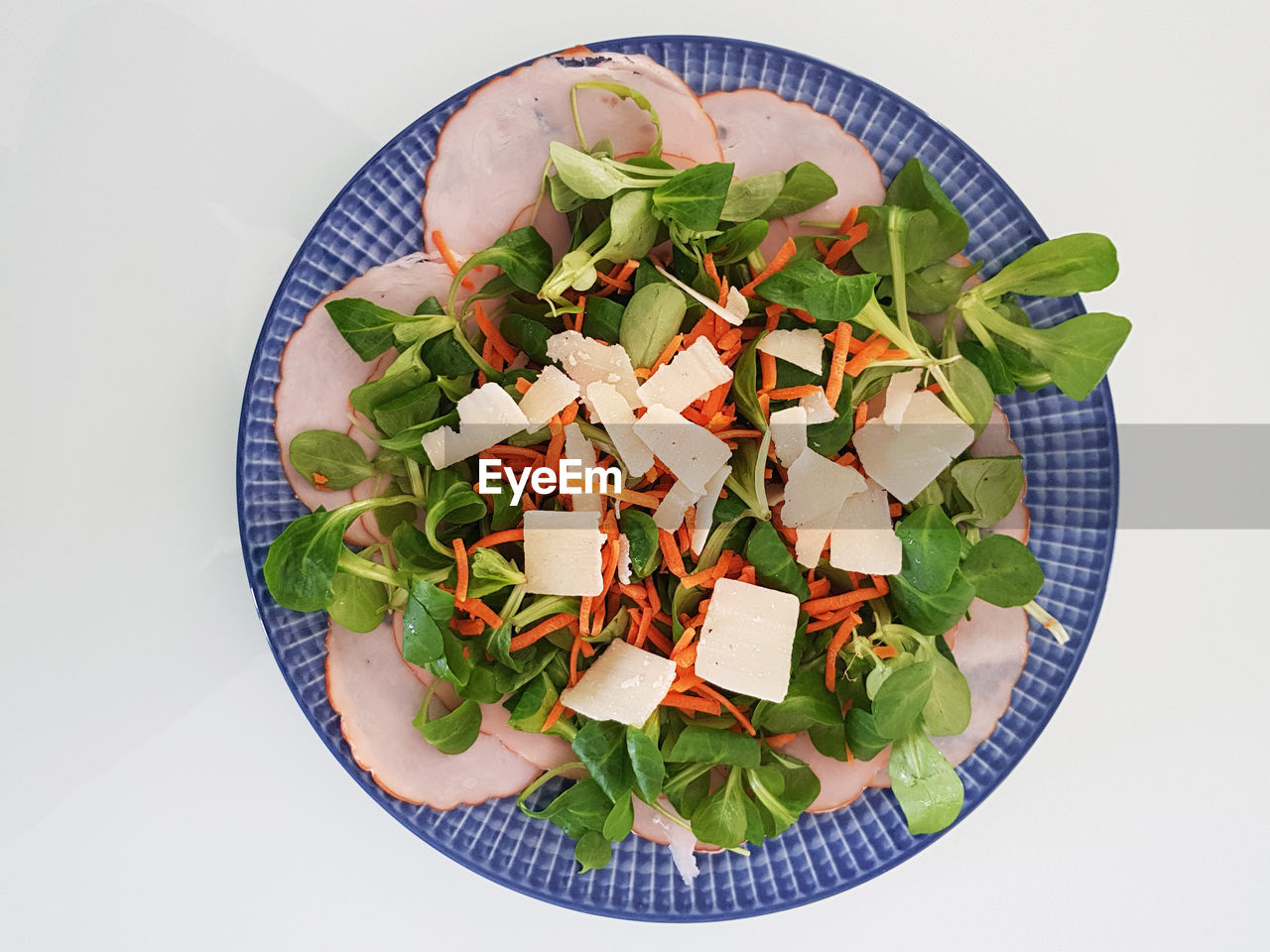 HIGH ANGLE VIEW OF CHOPPED VEGETABLES IN BOWL AGAINST WHITE BACKGROUND