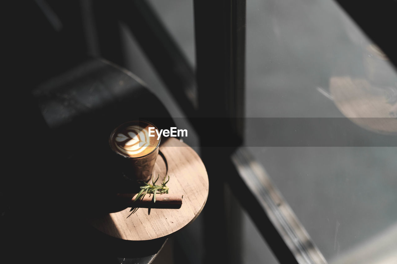 HIGH ANGLE VIEW OF SNAIL ON METAL CONTAINER