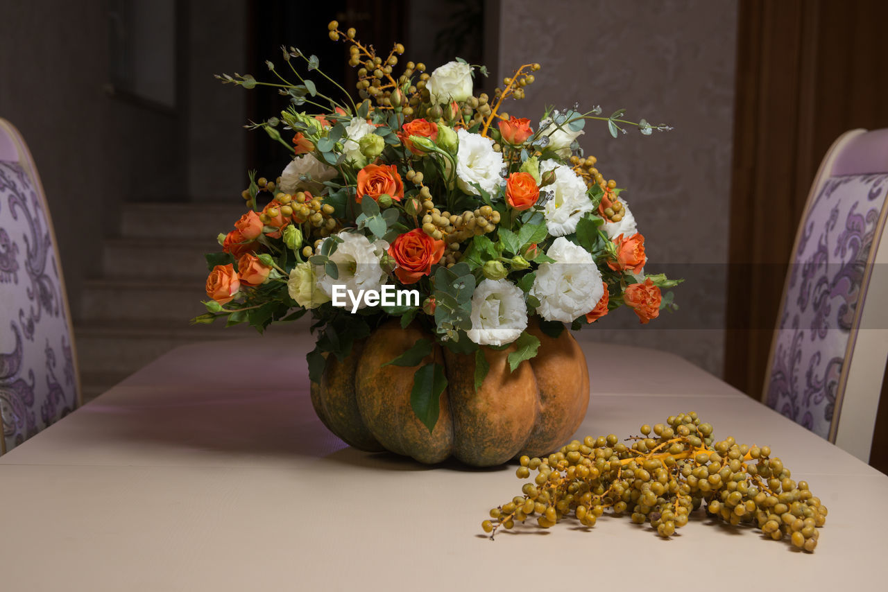 Decor halloween flowers and candles