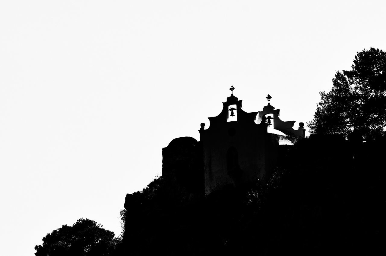 LOW ANGLE VIEW OF CROSS AGAINST CLEAR SKY