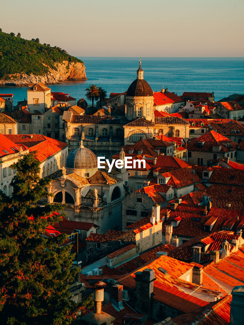 HIGH ANGLE VIEW OF TOWNSCAPE AGAINST SKY