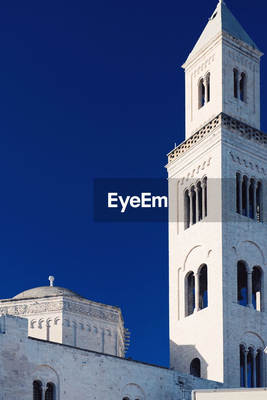 LOW ANGLE VIEW OF BUILT STRUCTURE AGAINST CLEAR BLUE SKY