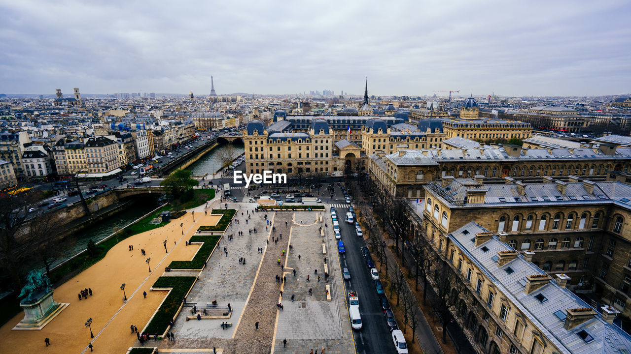HIGH ANGLE VIEW OF CITYSCAPE AGAINST CLOUDY SKY