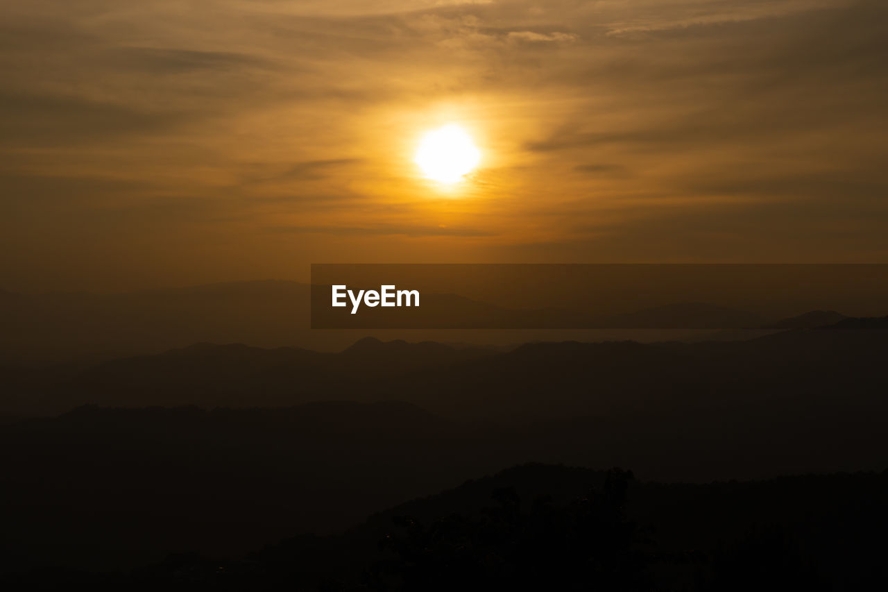 SCENIC VIEW OF SILHOUETTE MOUNTAIN AGAINST SKY DURING SUNSET