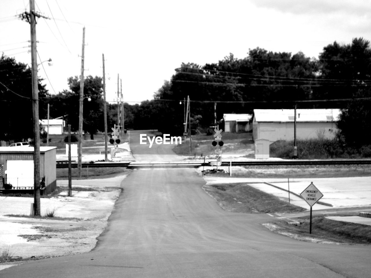 VIEW OF EMPTY ROAD