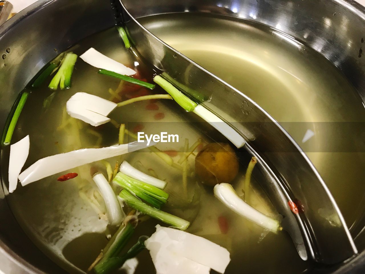 HIGH ANGLE VIEW OF FRESH SOUP IN BOWL