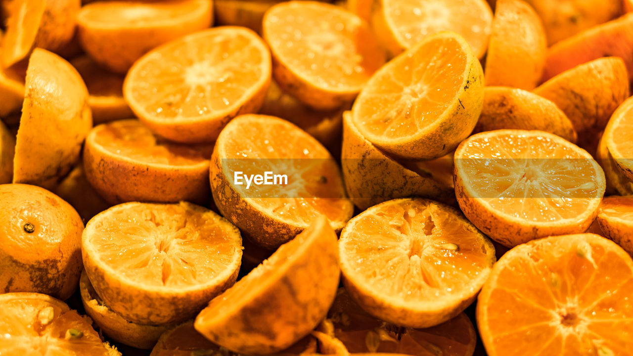 FULL FRAME SHOT OF FRUITS