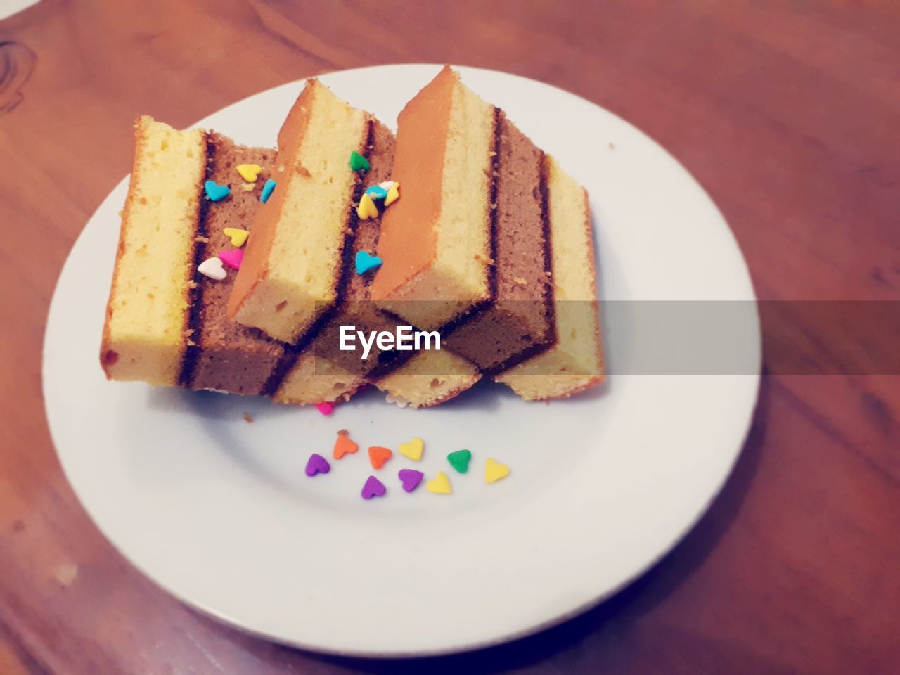 HIGH ANGLE VIEW OF CAKE SERVED ON PLATE